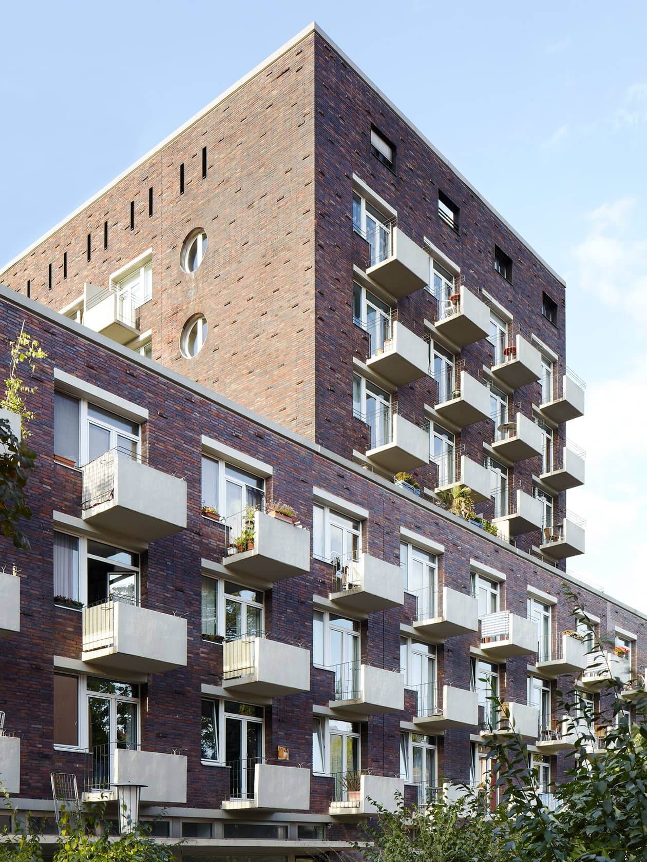 Fassade Ledigenheim mit Balkonen in Darmstadt